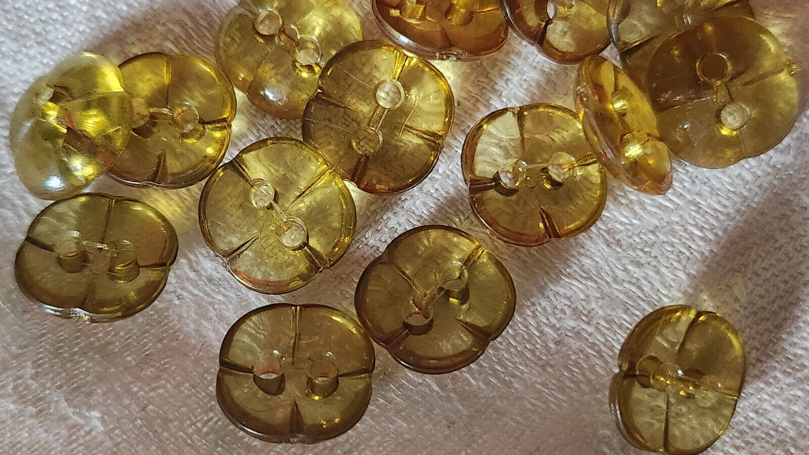Lot 24 petits boutons vintage marron ? transparent trous 1,1 cm ref 1355