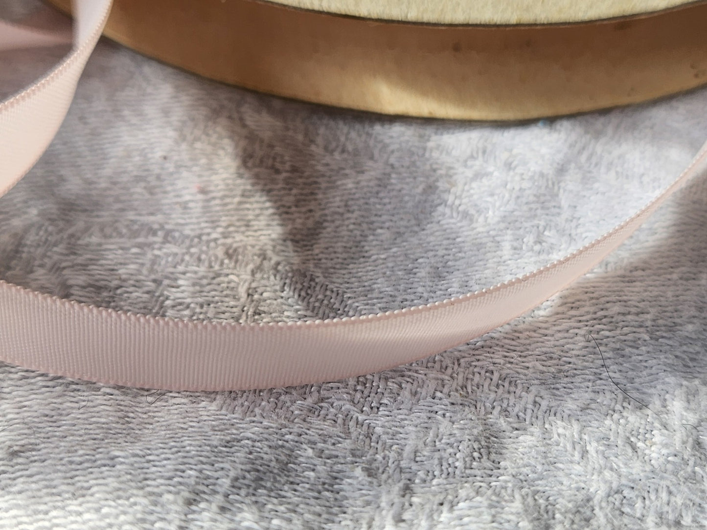Ruban fin ancien nylon rose 10 mètres sur 1 cm modiste mercerie B5 n°15