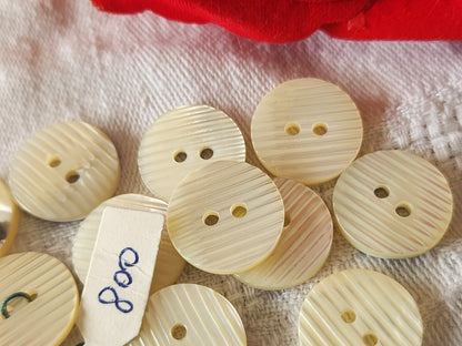 Lot 10 boutons vintage en nacre blanc strié 1,5 cm ref 3958