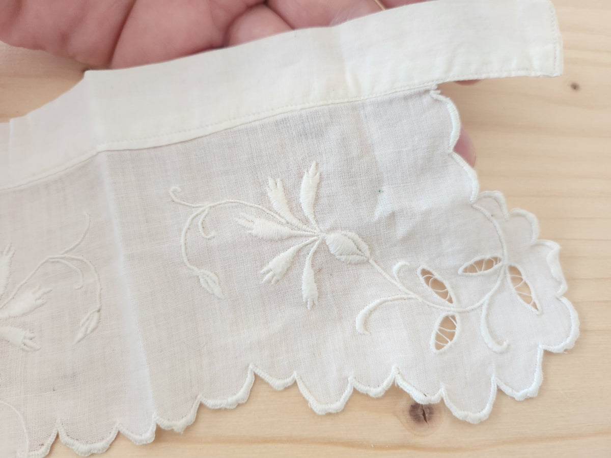 Petit col ancien bébé? emmanchure? broderie fleur plumetis T1-25