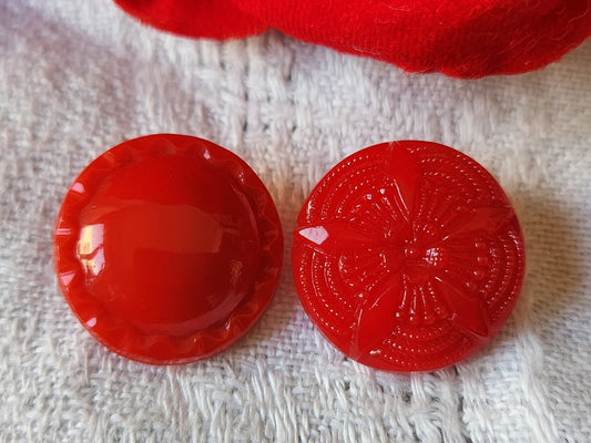 Duo boutons anciens en verre vintage rouge  travaillé 1,8 cm G19C