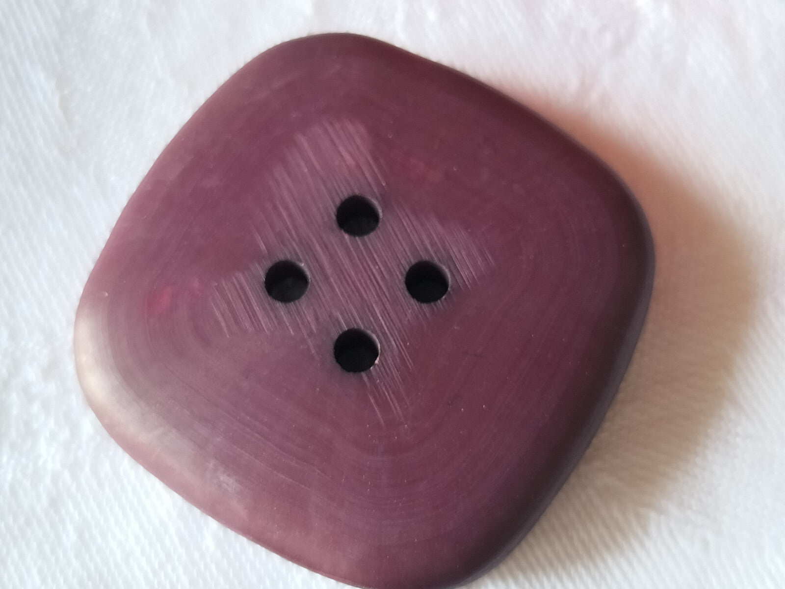 Enorme bouton vintage violet carré mat texturé  4,3 cm ref 1328