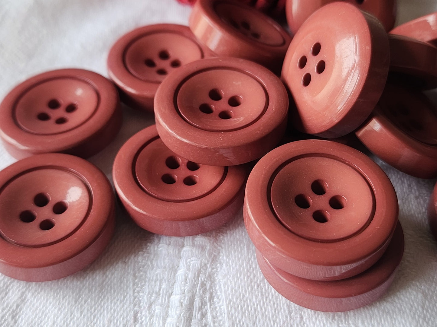 Lot 8 épais boutons vintage rosé/marron trous 2,4 cm lourd ref 3758