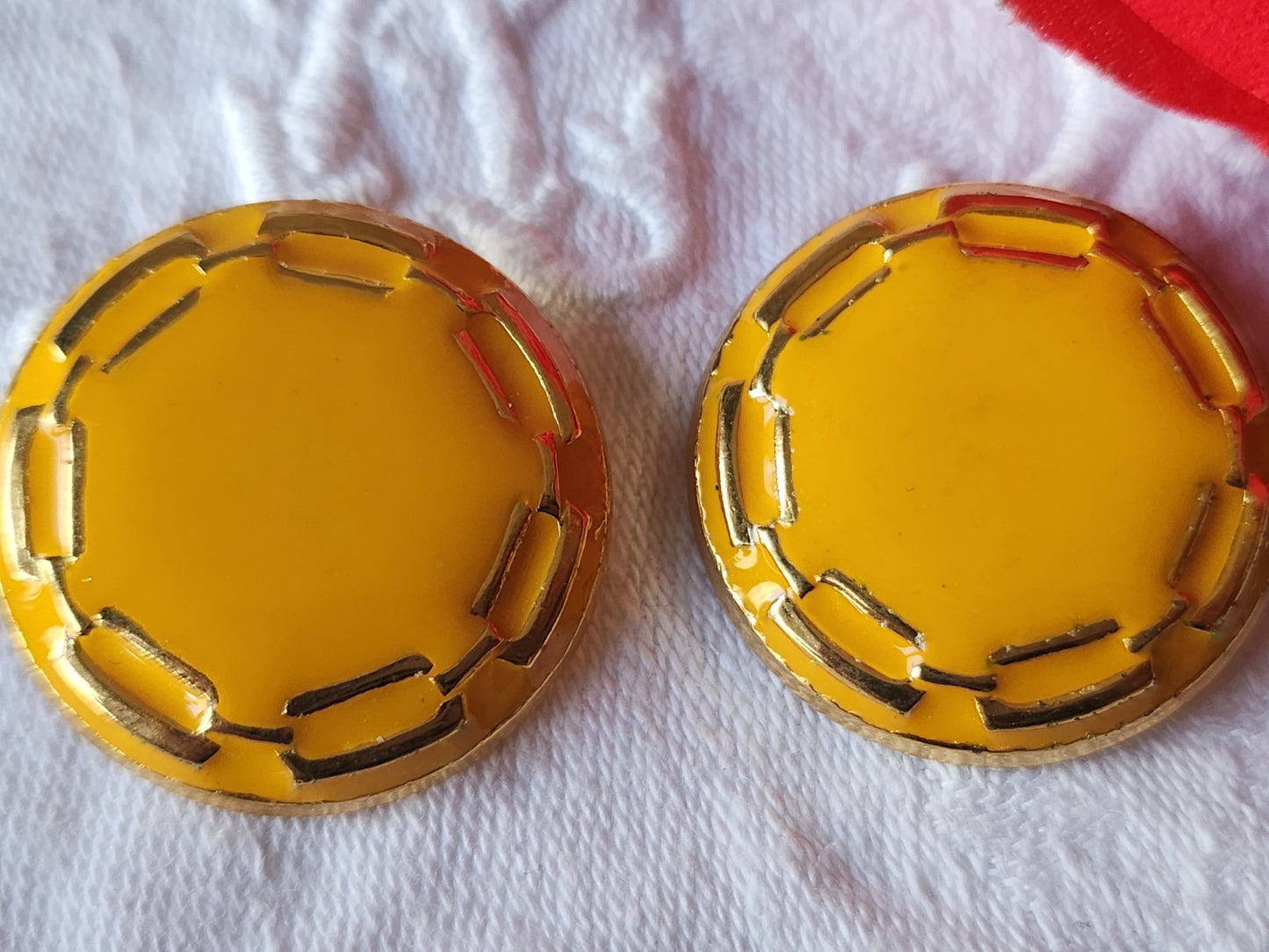 Duo gros boutons vintage en métal jaune trés leger 2,9 cm ref 3909