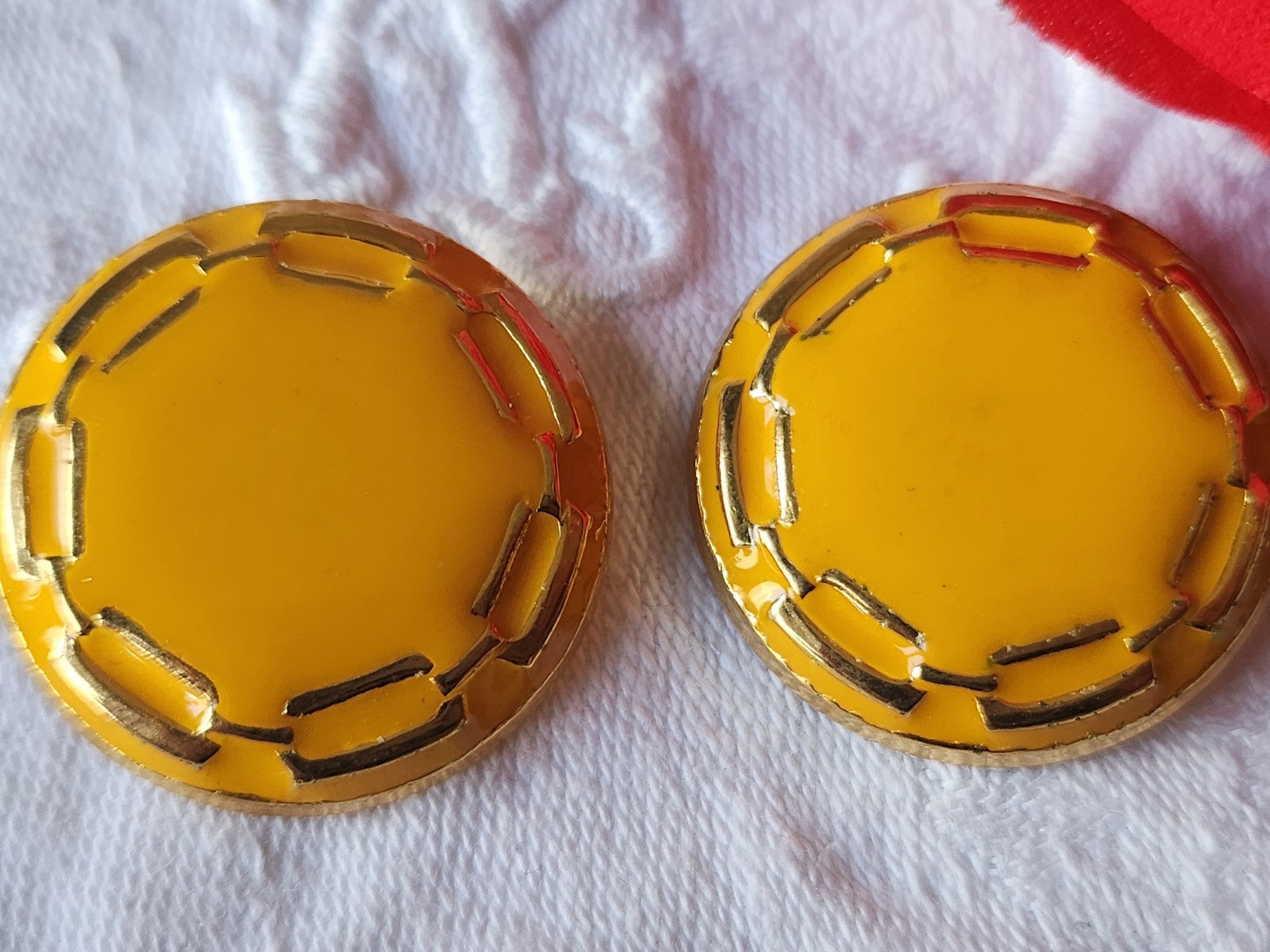 Duo gros boutons vintage en métal jaune trés leger 2,9 cm ref 3909