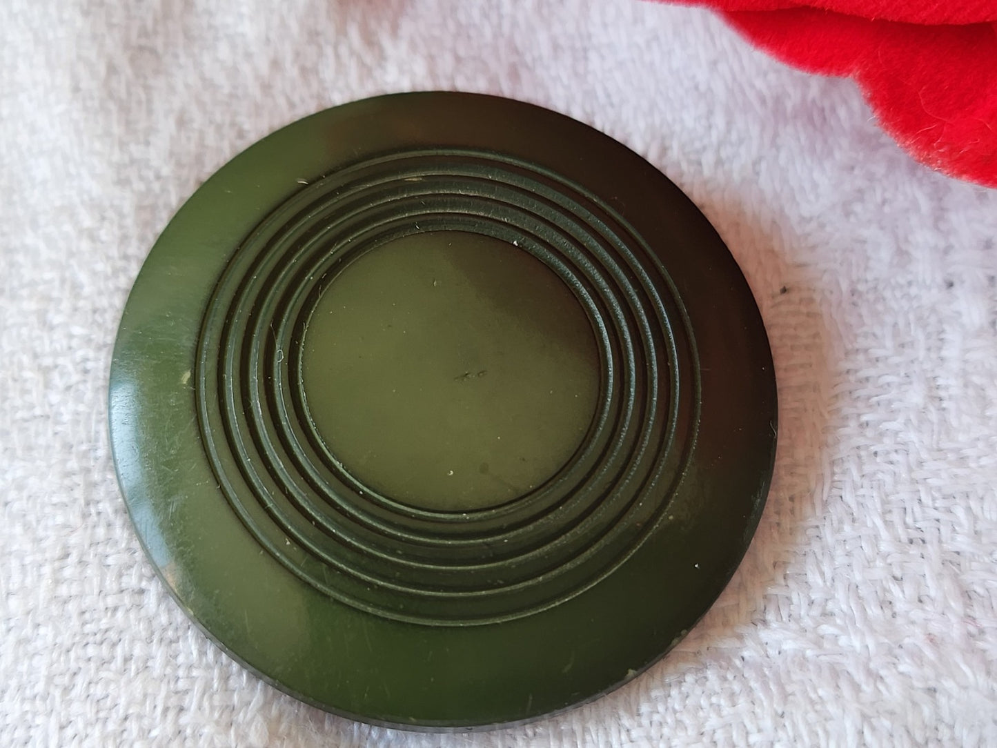 Grand bouton ancien année 50 vert pied laiton 3,1 cm strié D19K