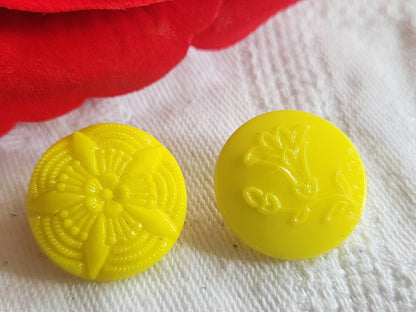 Duo boutons vintage en verre jaune fleur  travaillé  1,8 cm D5E