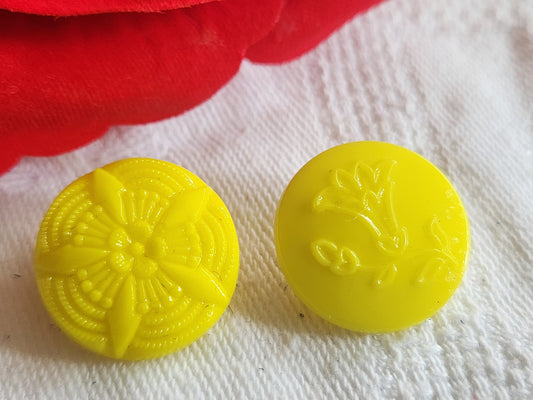 Duo boutons vintage en verre jaune fleur  travaillé  1,8 cm D5E