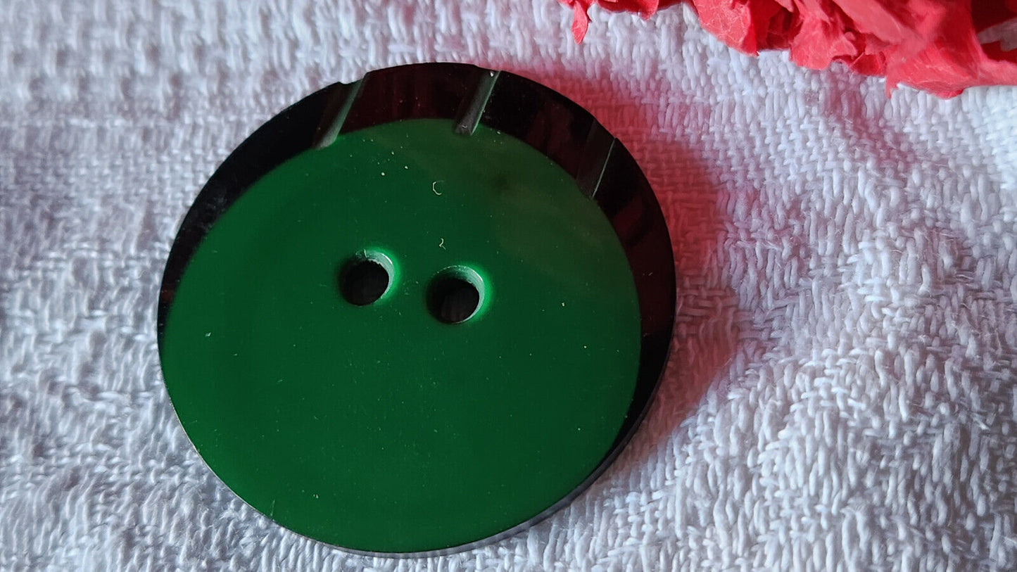 Gros bouton anciens vert et noir bicolore  3,4 cm travaillé G6K