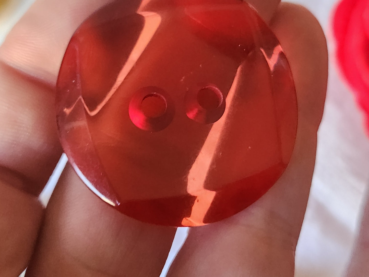 Gros bouton vintage rouge transparent épais superbe 4 cm trous ref  4913 **