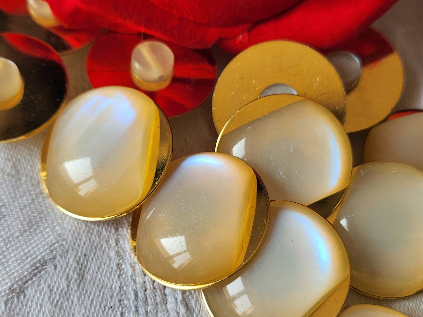 Lot 6 gros boutons vintage blanc reflet mordoré 2,5 cm ref 1220