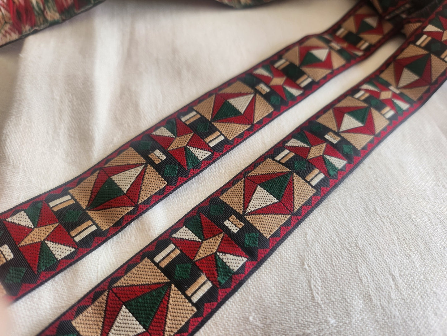 Large galon vintage motif géométrique vert marron rouge 3 mètres A5