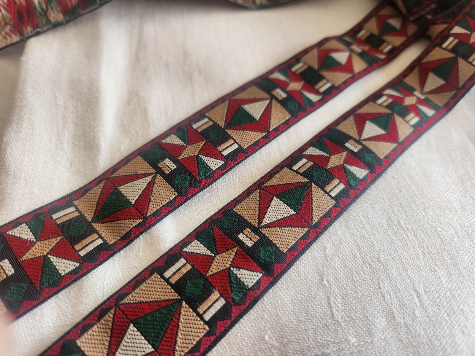 Large galon vintage motif géométrique vert marron rouge 3 mètres A5