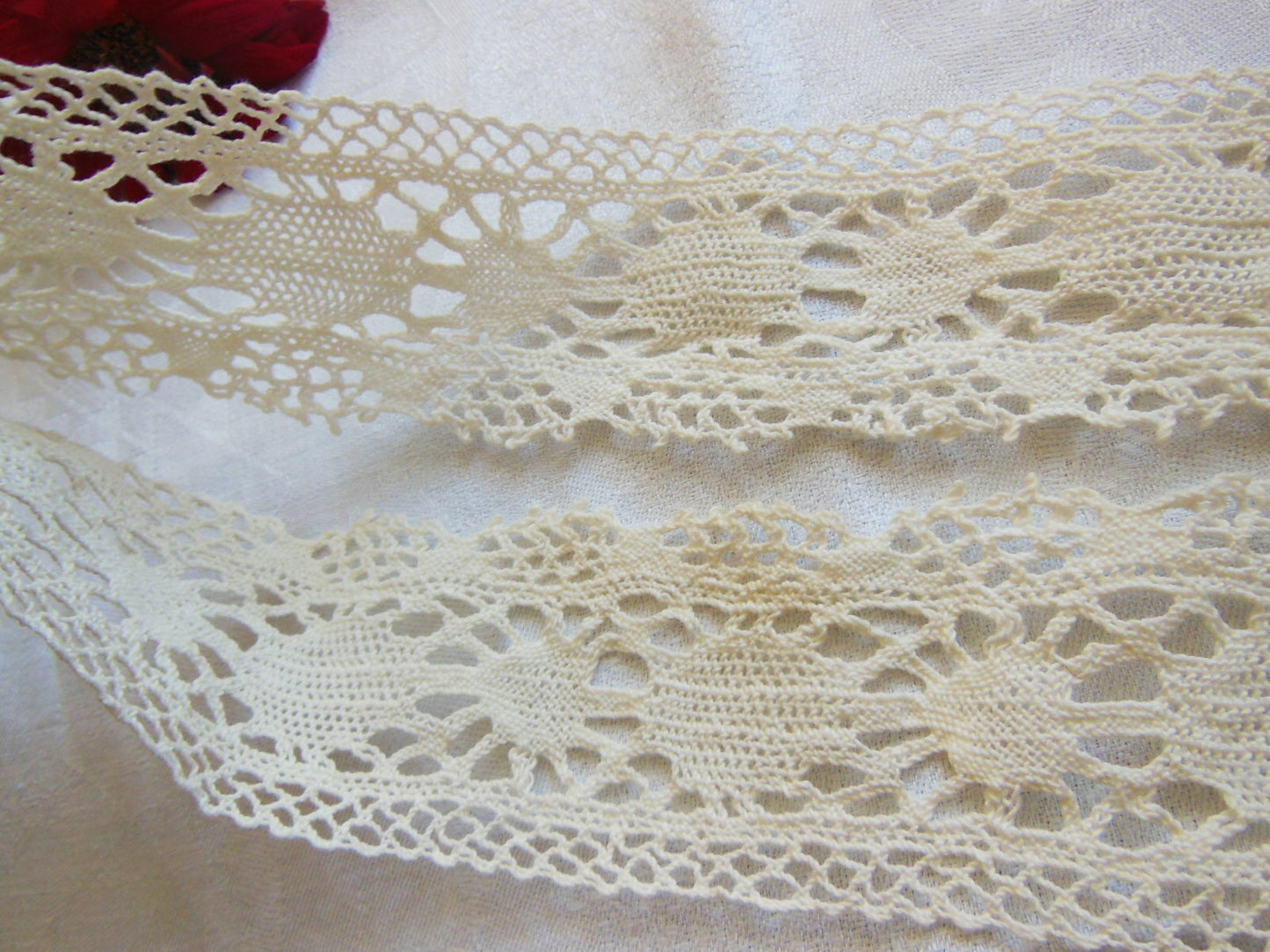 Dentelle large ancienne 75 cm sur 5,8 cm entre deux création couture T3-35