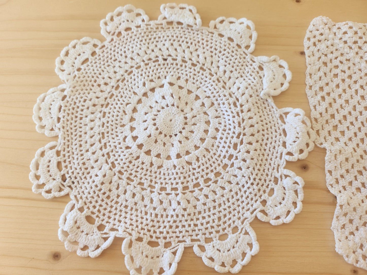 Lot 2  napperons anciens crochet blanc 19 sur 21 et 20,5 cm B7
