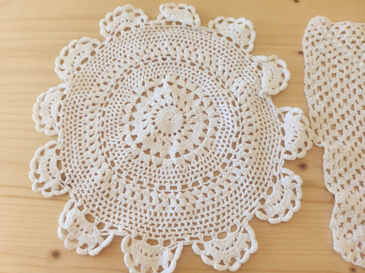 Lot 2  napperons anciens crochet blanc 19 sur 21 et 20,5 cm B7