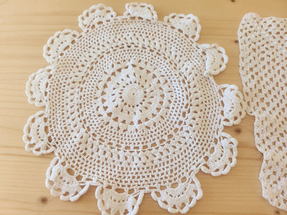 Lot 2  napperons anciens crochet blanc 19 sur 21 et 20,5 cm B7