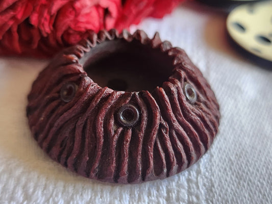 Volumineux bouton ancien vintage en résine  perlé  3,8 cm  violet/rouge ref 273