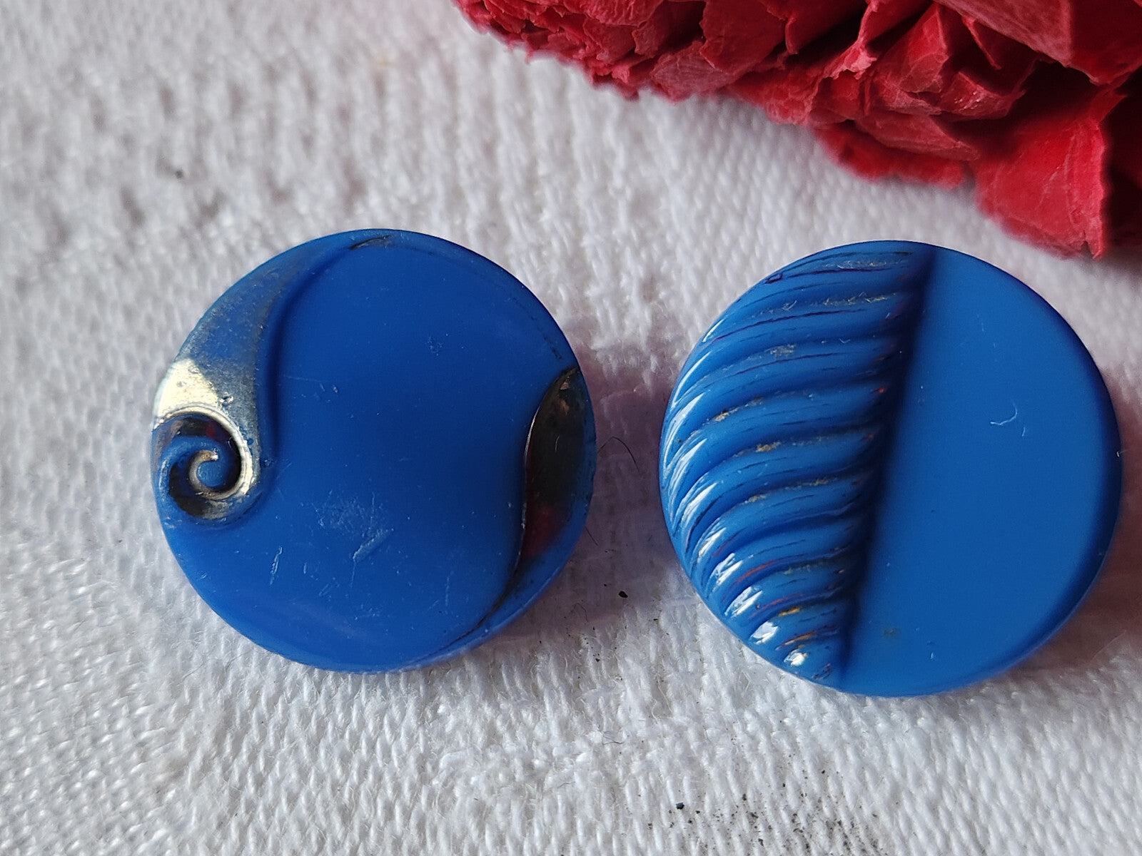 Duo  boutons anciens en verre bleu à pied 1,8 cm G12D