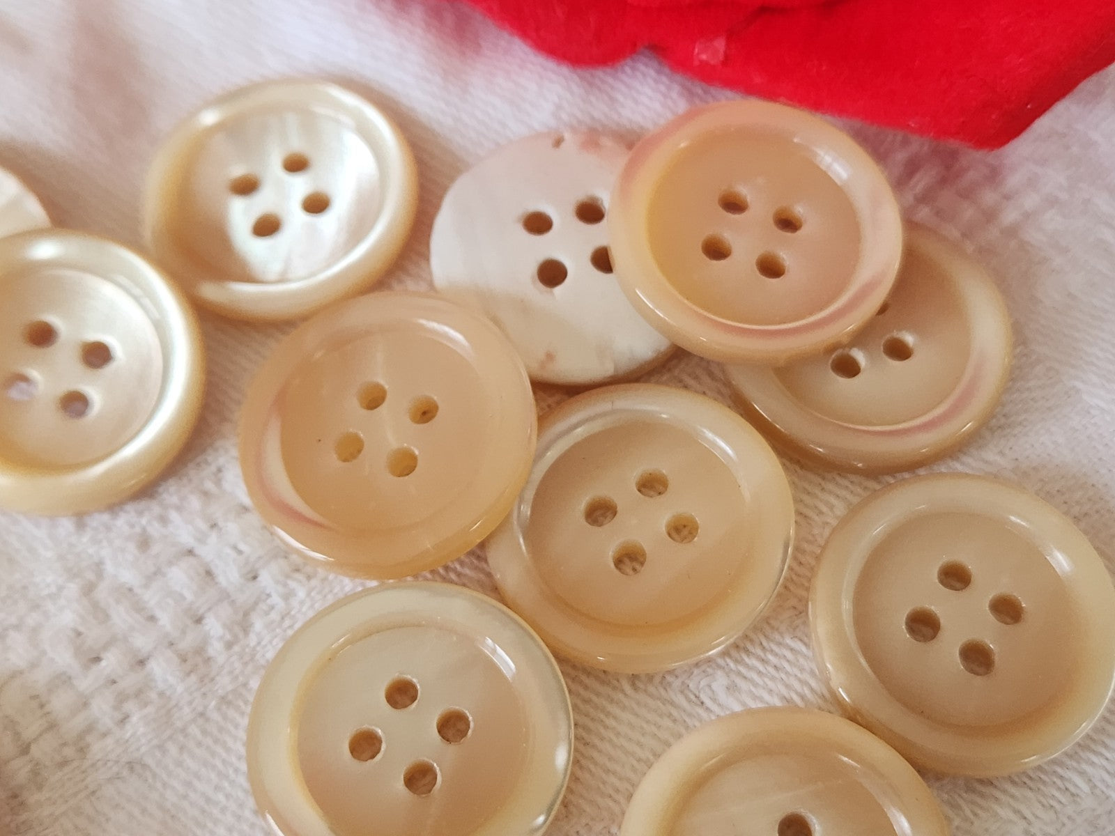 Lot 12 boutons vintage en nacre beige 4 trous  1,9 cm ref 6423