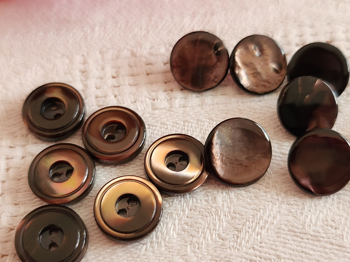 Lot 12 boutons anciens en nacre 2 series marron 1,1 cm 11 mm ref 6581