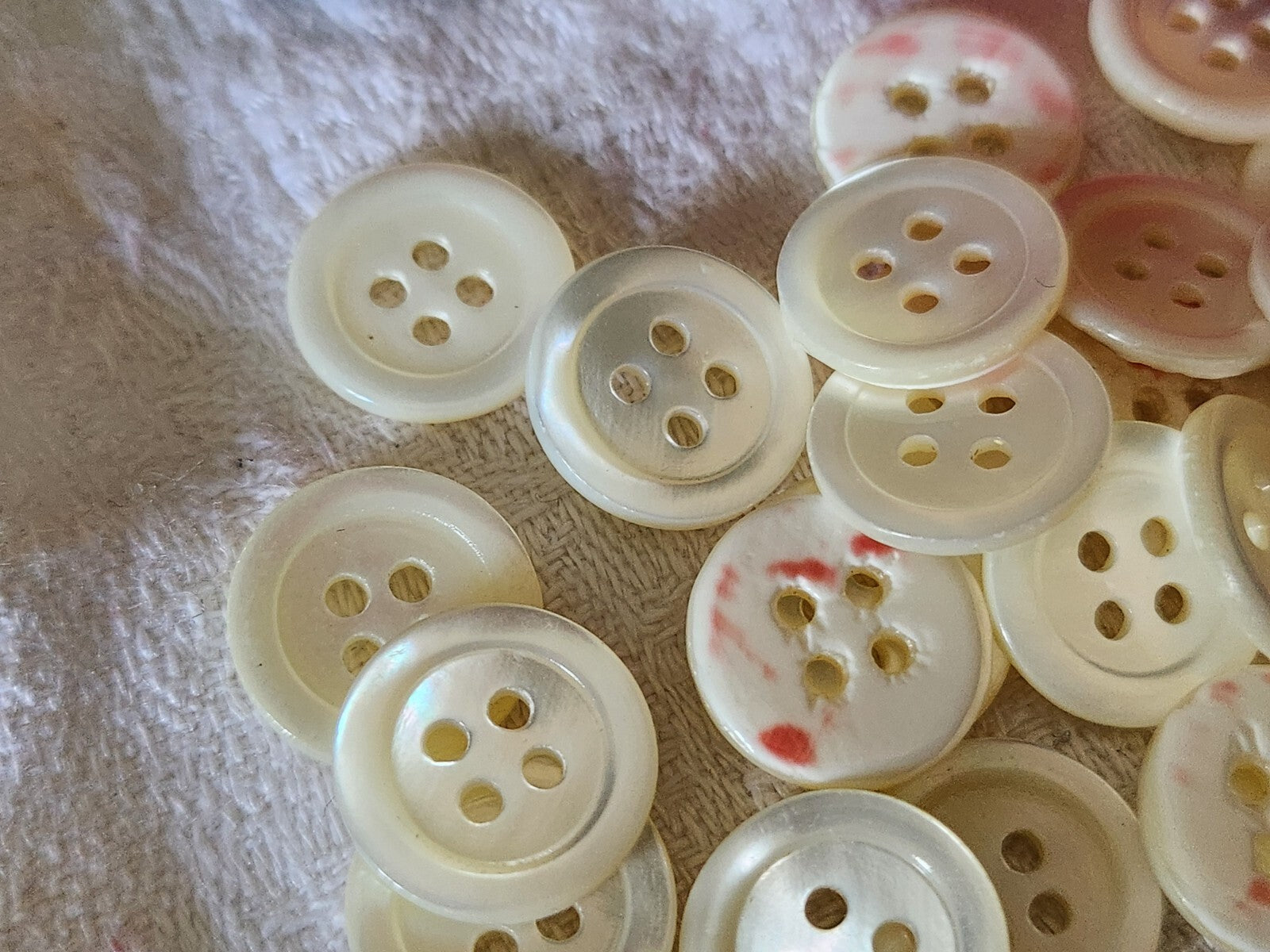 Lot 24 boutons vintage en nacre blanc 4 trous  1,3 cm ref 2348
