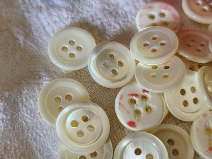 Lot 24 boutons vintage en nacre blanc 4 trous  1,3 cm ref 2348