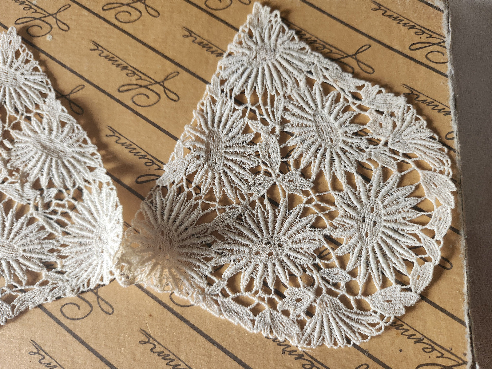 Ancienne partie de col ? en dentelle fleur superbe 23,5 cm B1-81