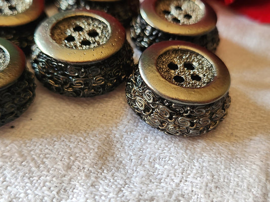 Lot 8 boutons vintage en résine noir argenté haut  2,2 cm trous  ref 3201