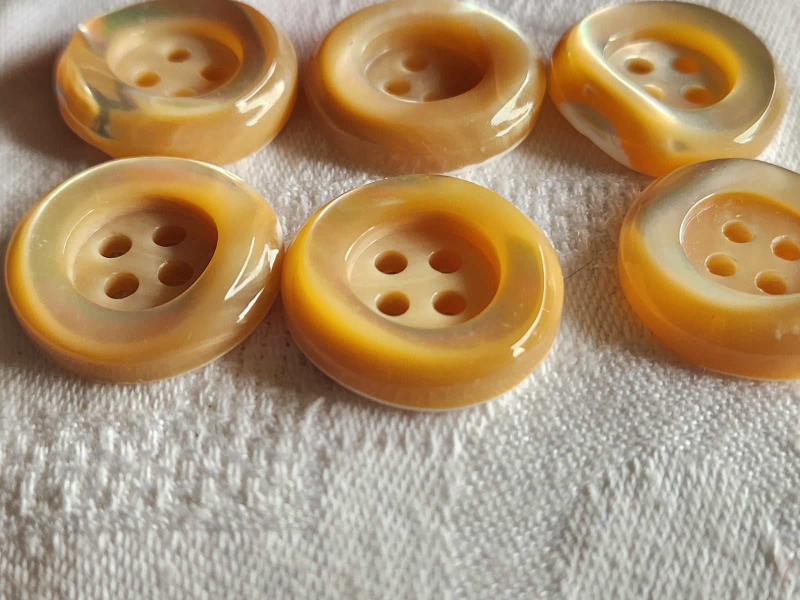 Lot 6 boutons anciens en nacre beige  épais bord 2,2 cm lourd ref  6017