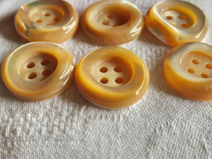 Lot 6 boutons anciens en nacre beige  épais bord 2,2 cm lourd ref  6017