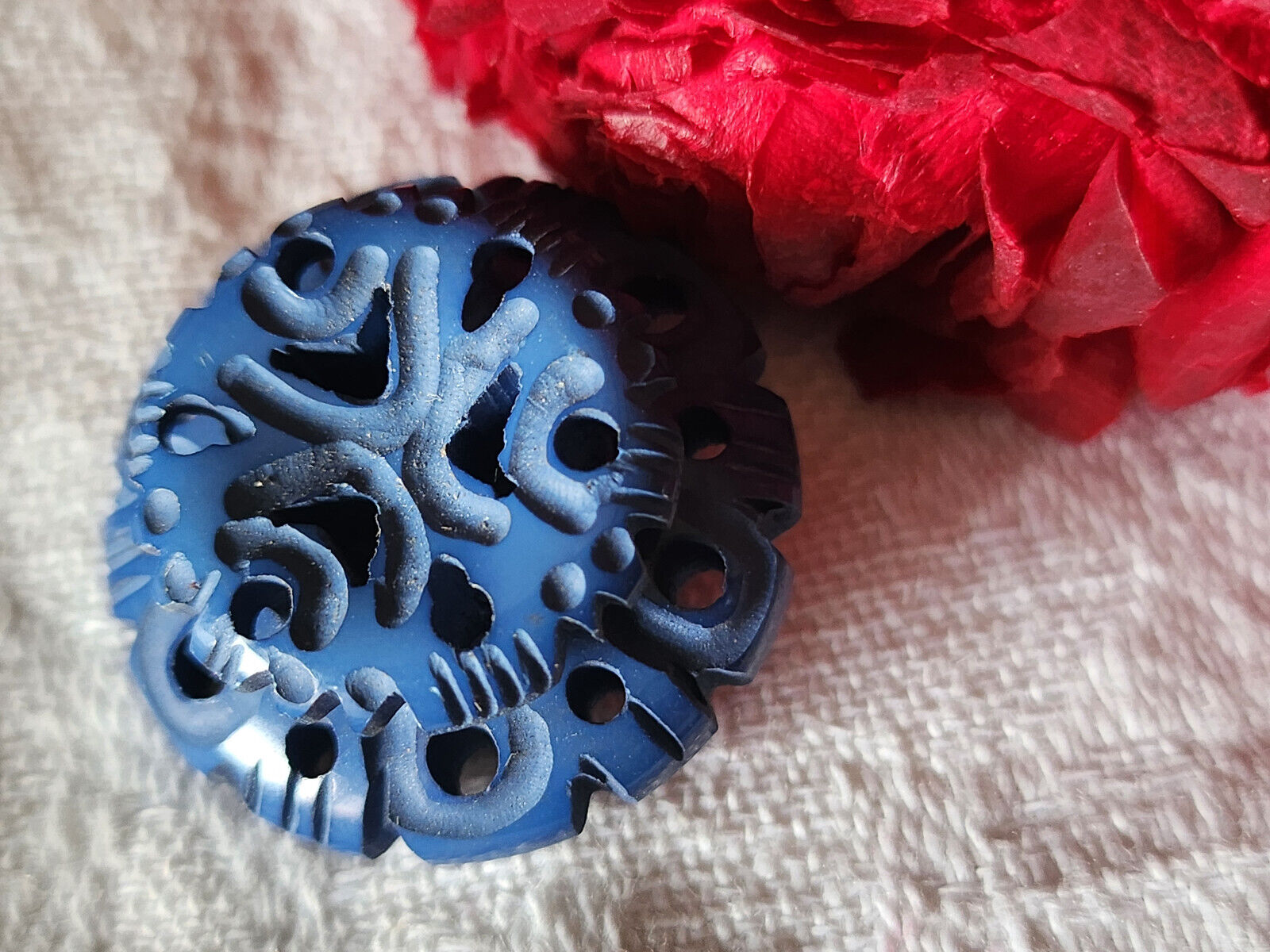 Gros bouton ancien collection bleu sculpté joli ajouré 2,6 cm ref 3162