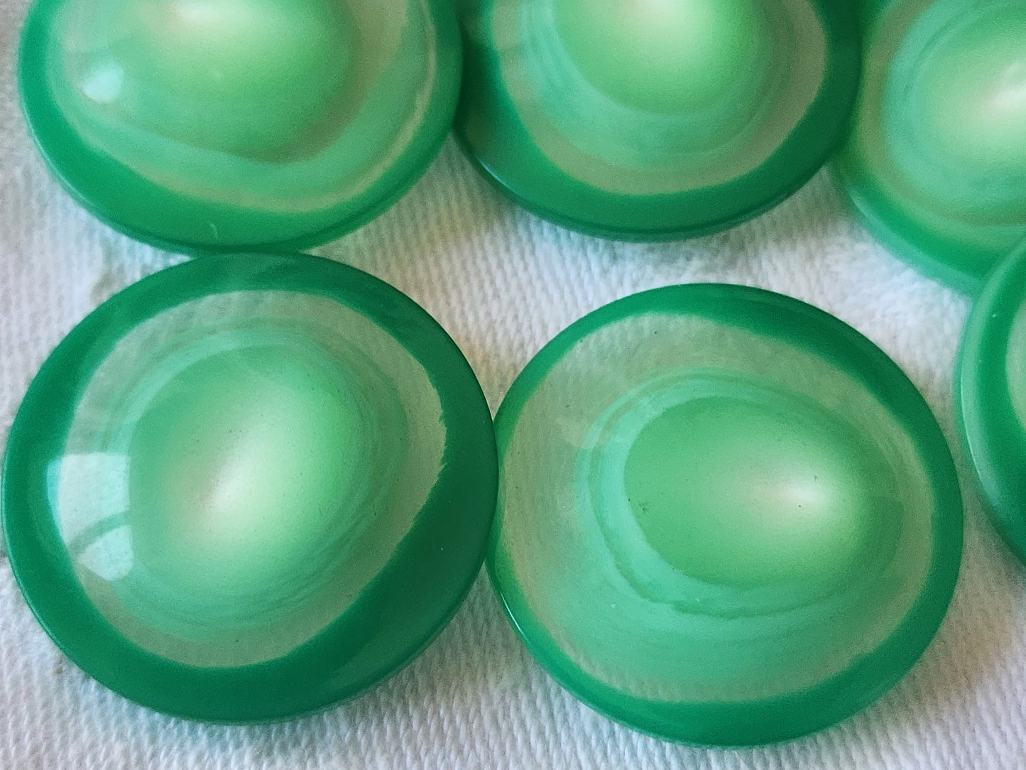 Lot 6 gros boutons vintage vert veiné pied transparent 2,8 cm ref 561