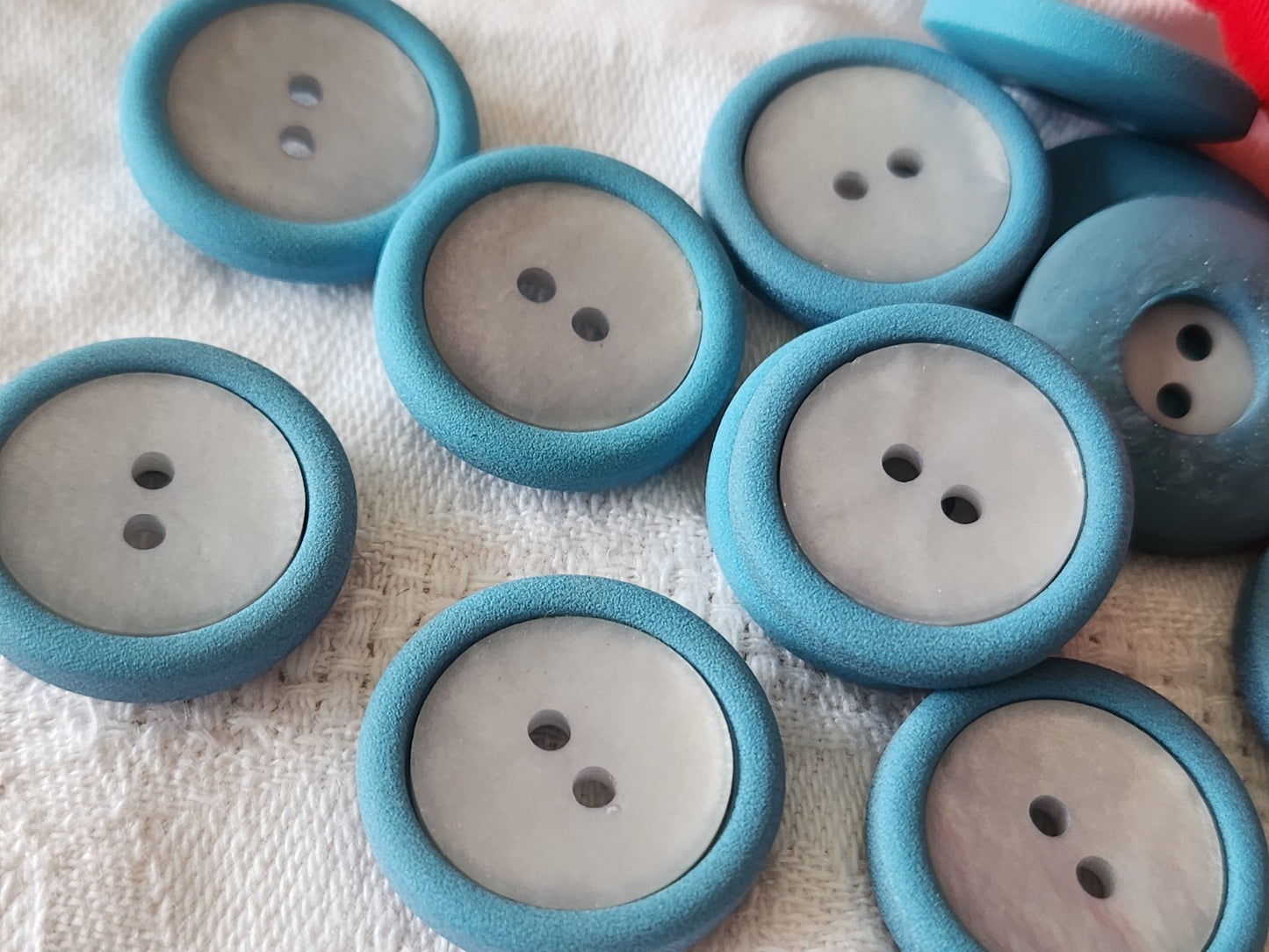 Lot 10  boutons vintage bleu deux tons à trous 2,2  ref 3957