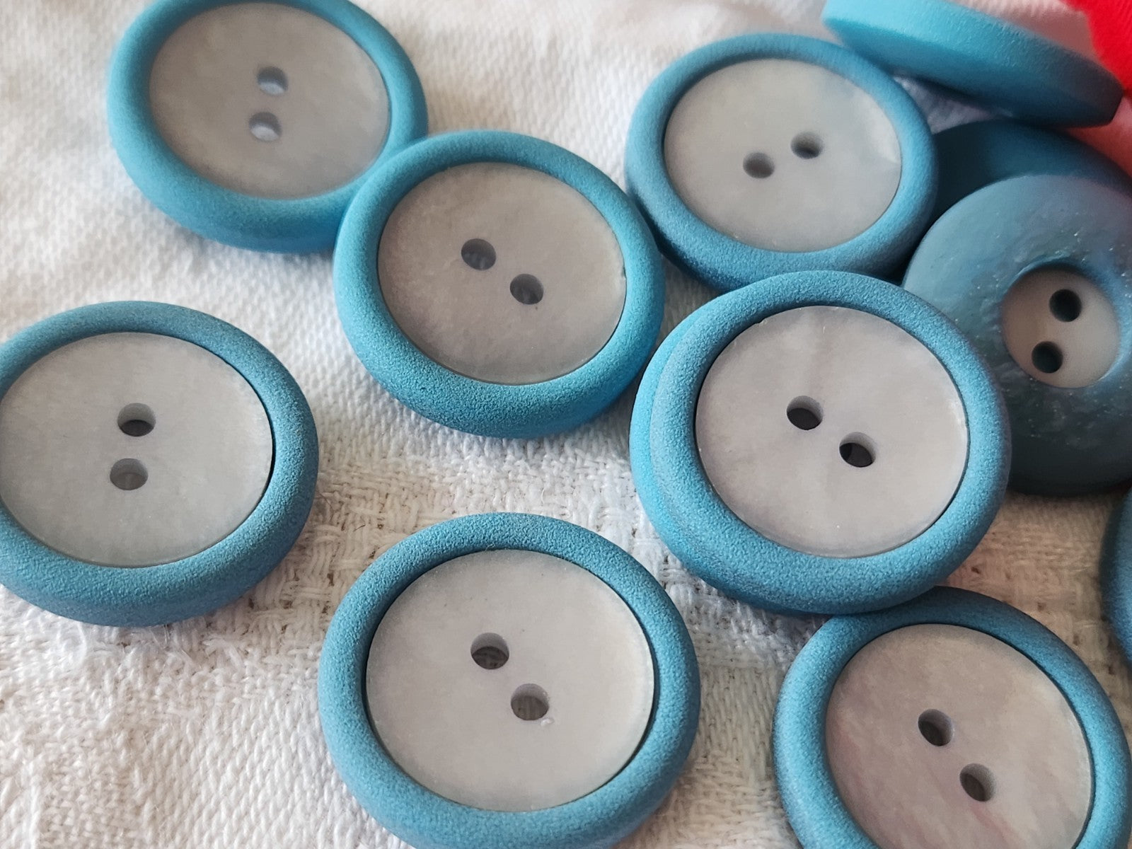 Lot 10  boutons vintage bleu deux tons à trous 2,2  ref 3957