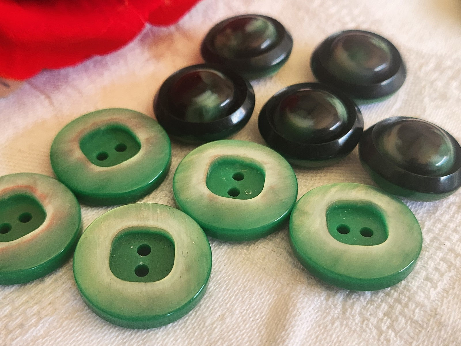 Lot 10 boutons vintage vert deux series 1,9 et 2,1 cm ref 2766