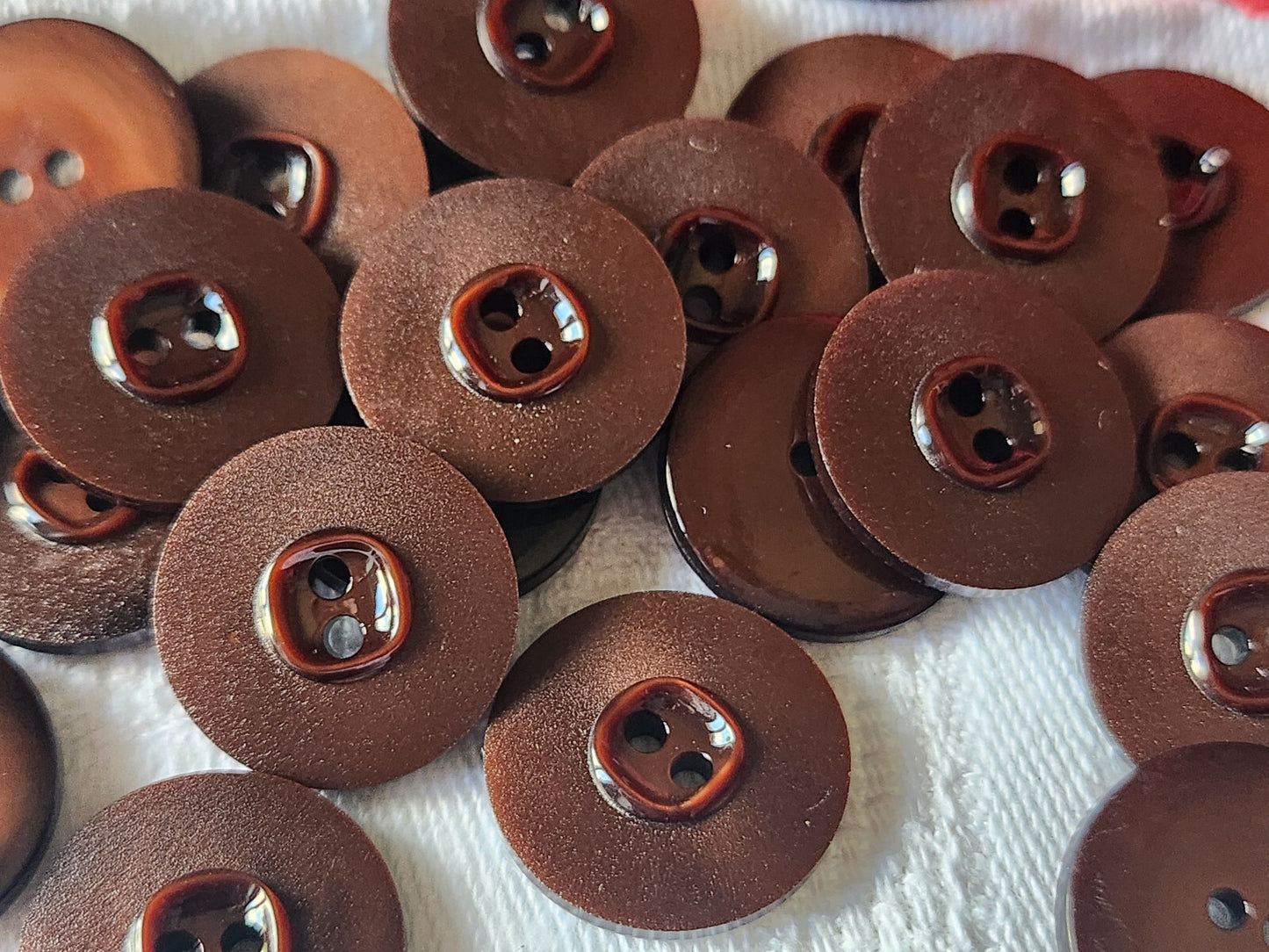 Lot 24 boutons vintage marron  travaillé à trous 1,7 cm ref 2790