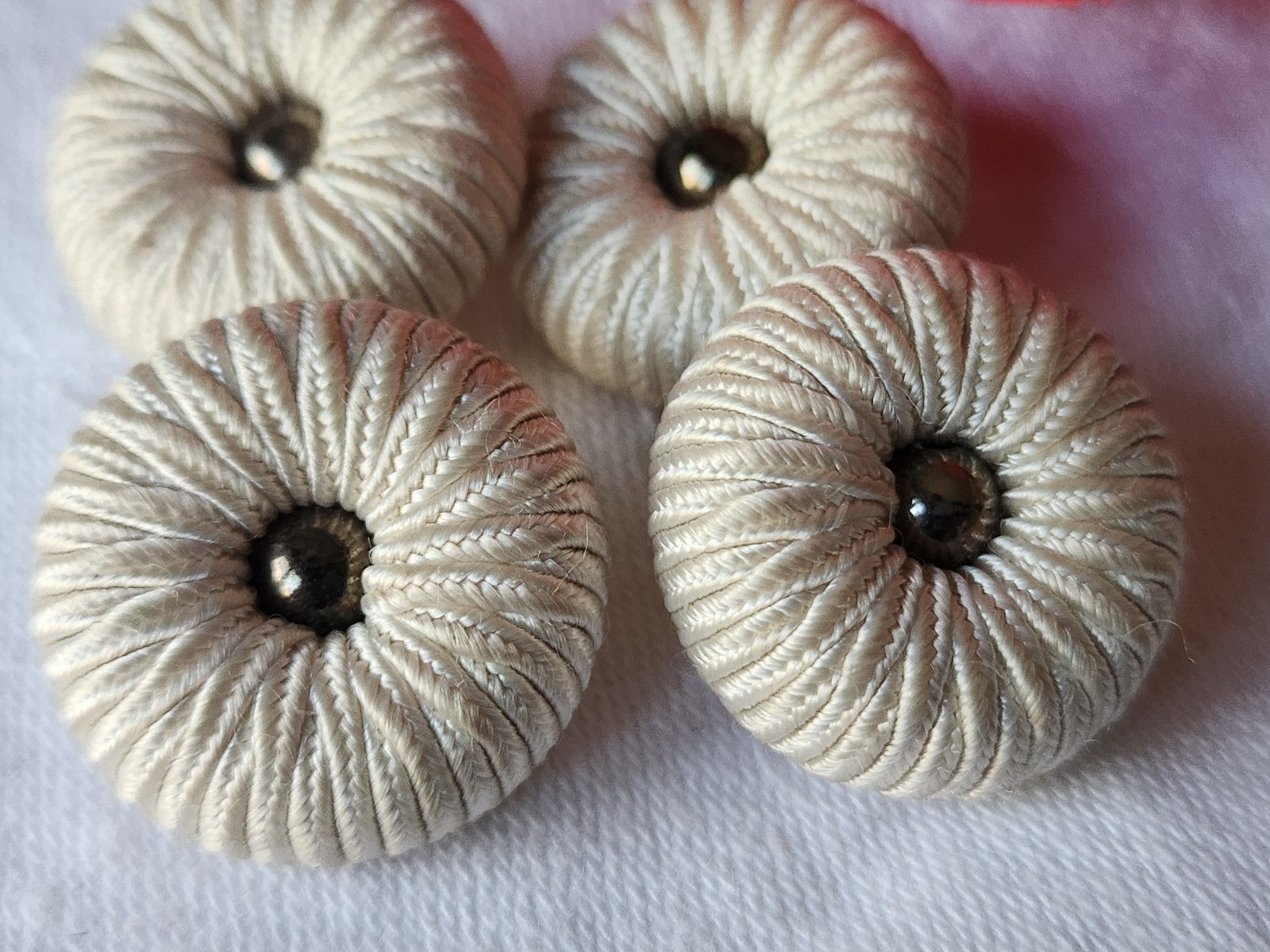 lot 4 boutons anciens vintage passementerie créme pied 2,3 cm ref 4919