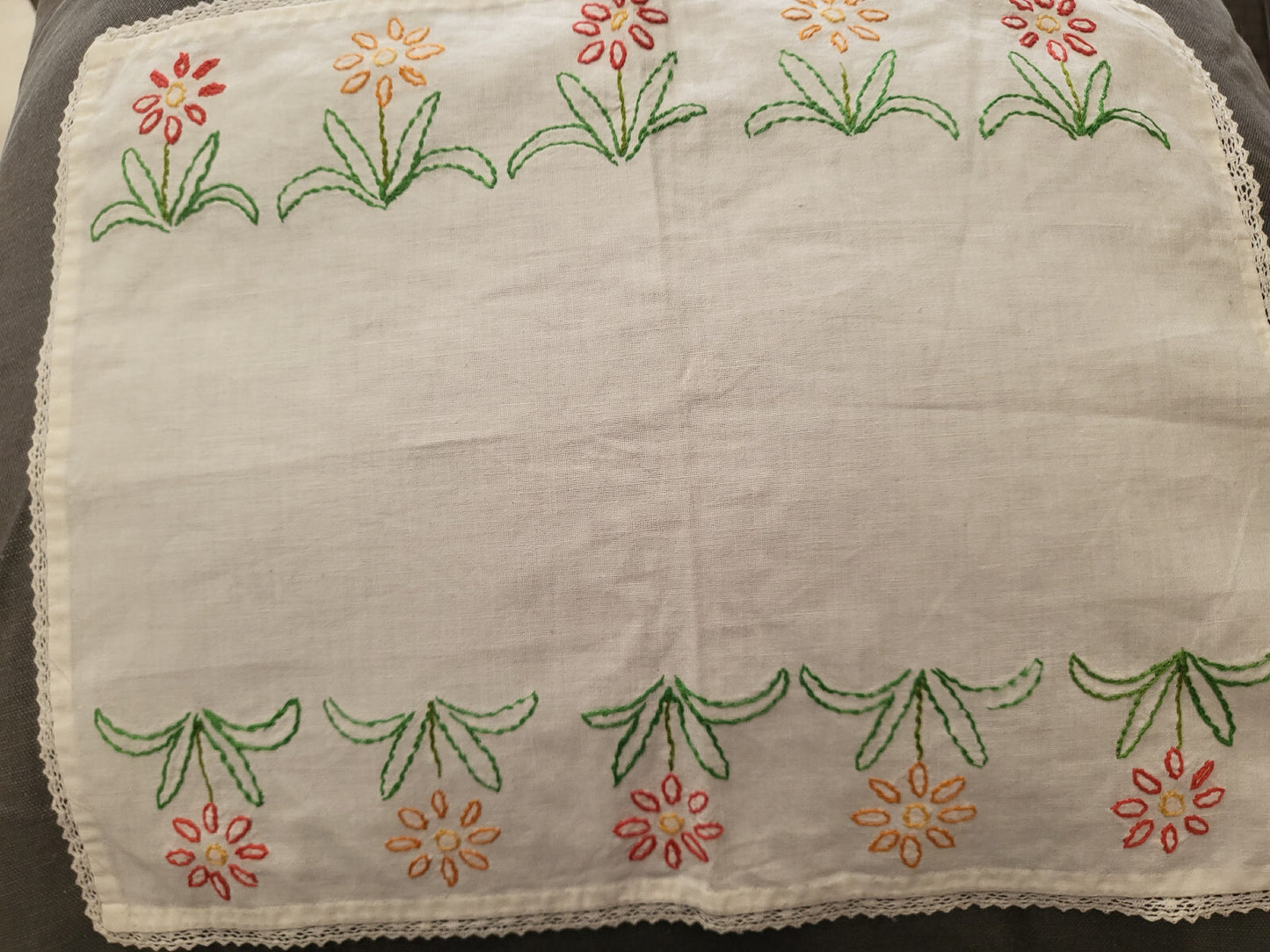 Napperon vintage fleur marguerite main couleur 28 sur 35,5 cm B6-18