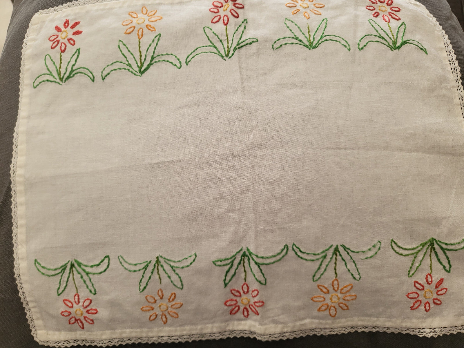 Napperon vintage fleur marguerite main couleur 28 sur 35,5 cm B6-18