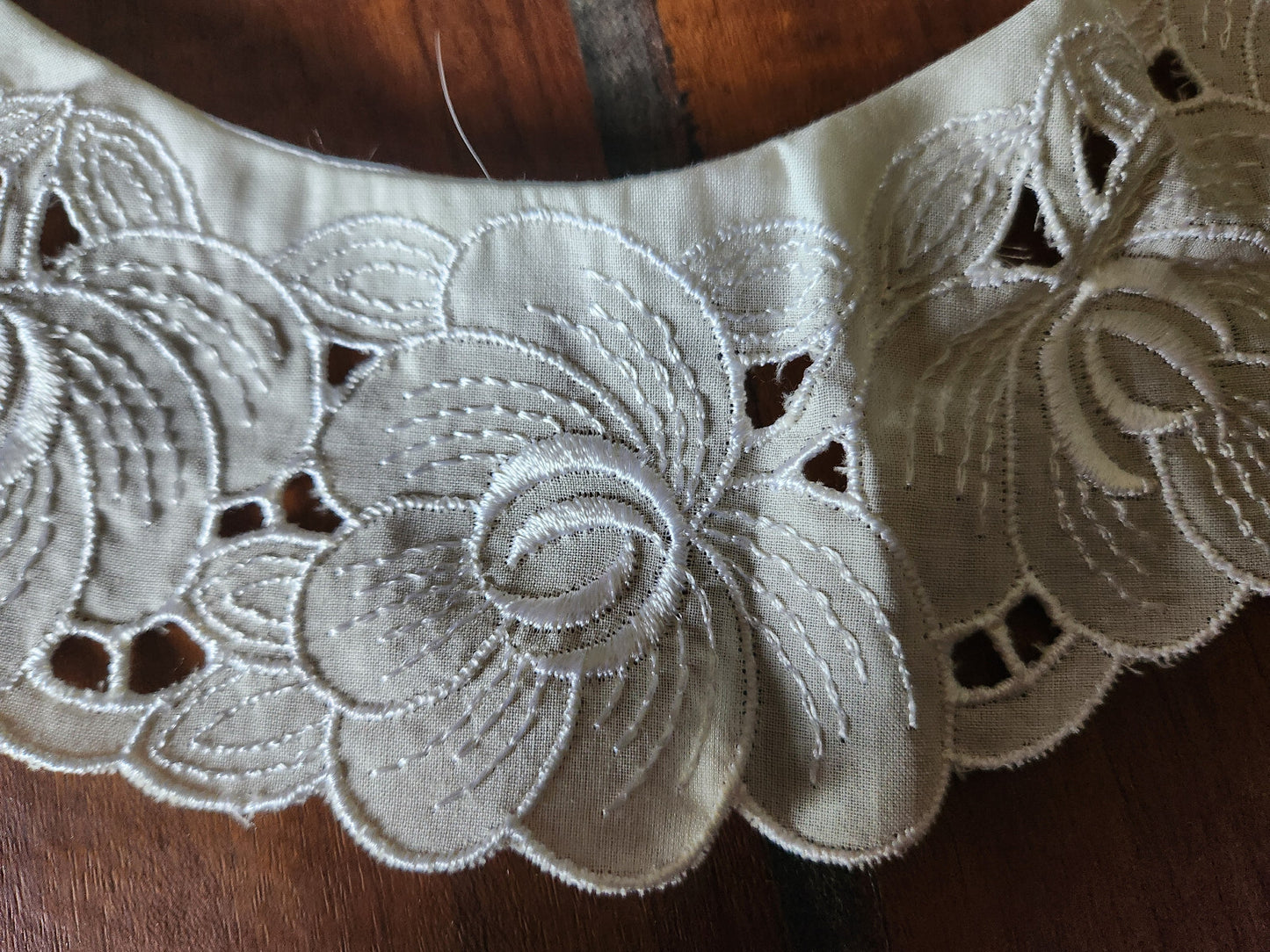 Ancien  col en tissu broderie de fleur en relief teinte écrue B1-63