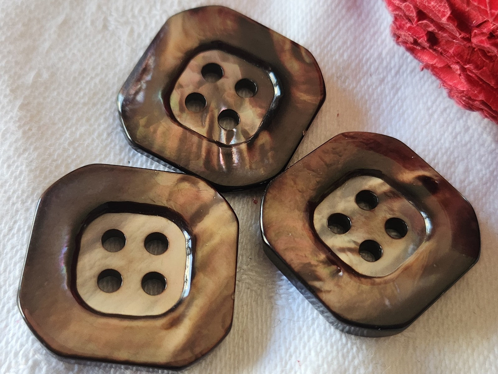 Trio boutons anciens en nacre carré  marron à trous 2,2 cm G14C