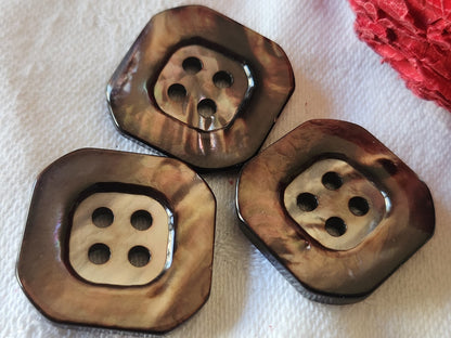 Trio boutons anciens en nacre carré  marron à trous 2,2 cm G14C