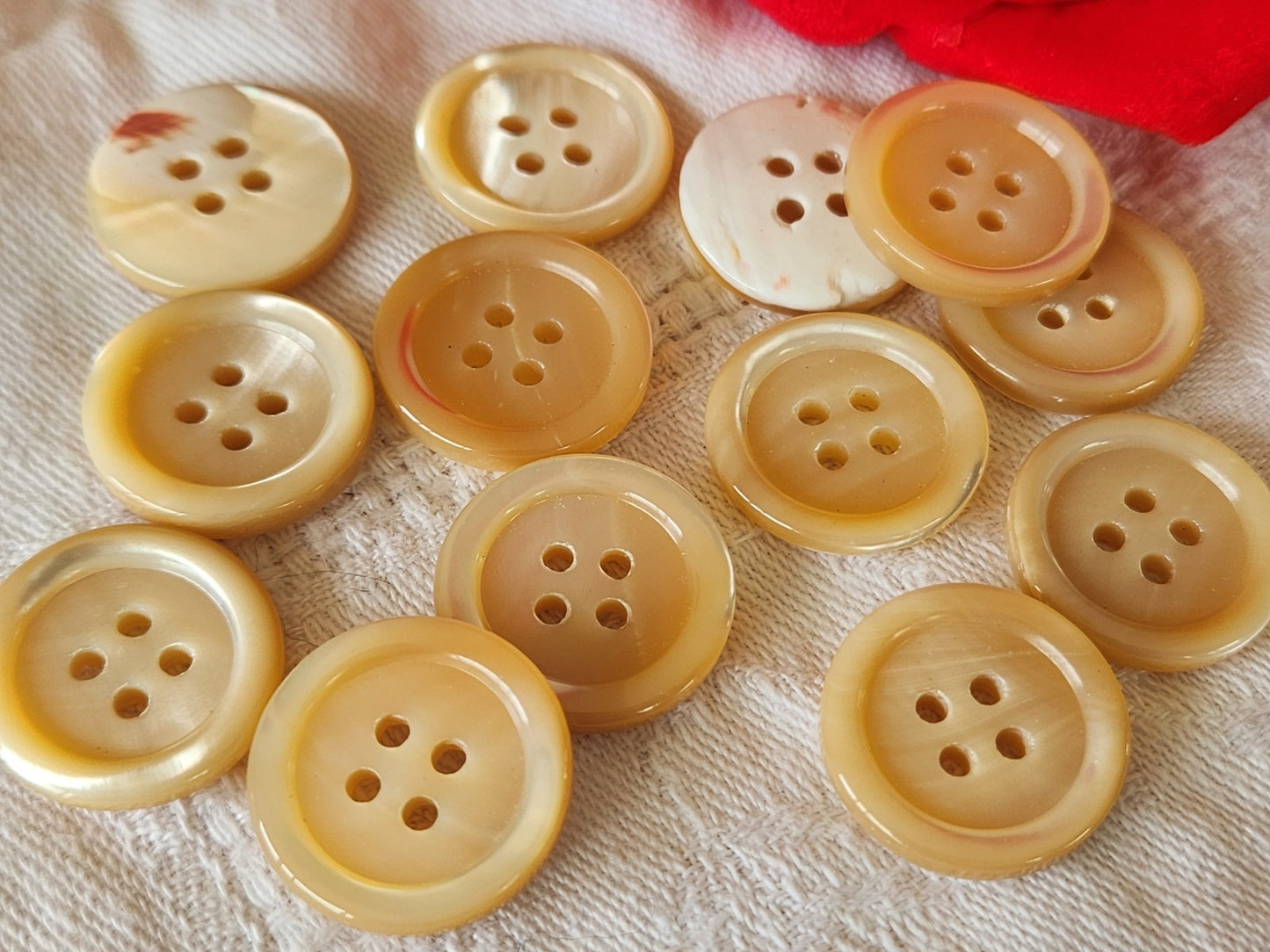 Lot 12 boutons vintage en nacre beige 4 trous  1,9 cm ref 6423