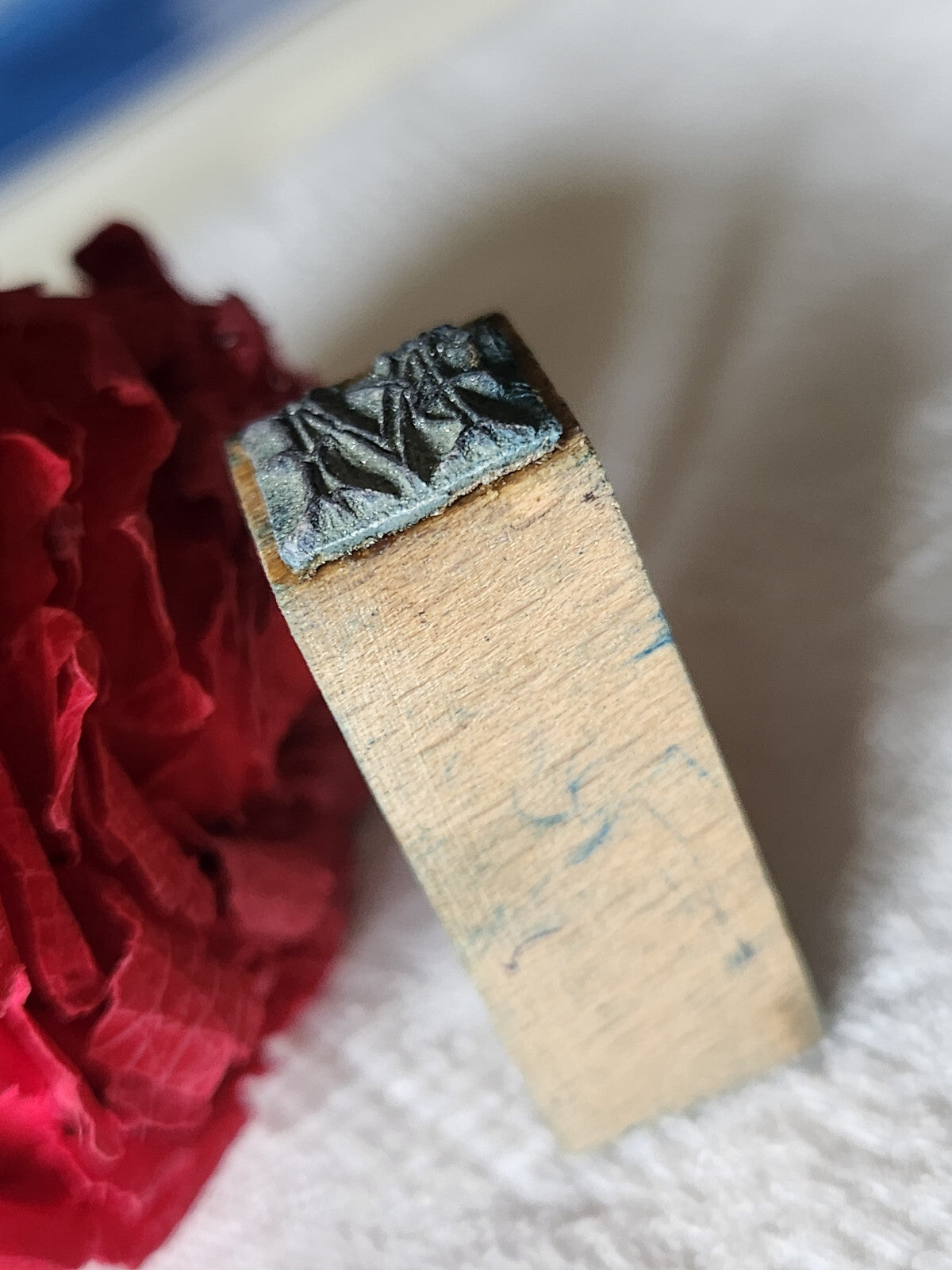 Mini tampon ancien monogramme M  broderie feston collection couture mercerie