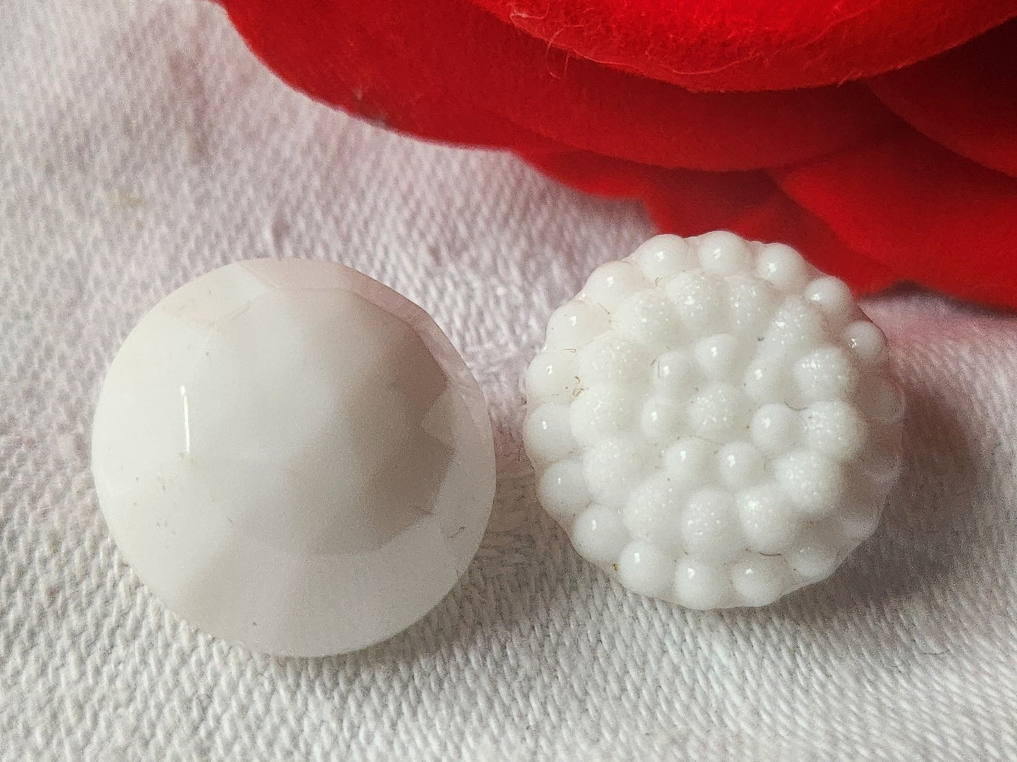 Duo boutons anciens en verre blanc vintage 1,6 et 1,7 cm D10D