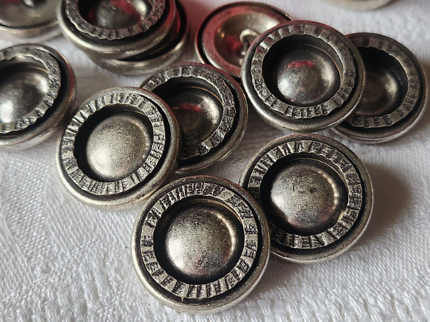Lot 6 gros boutons vintage en métal argenté lourd  2,5 cm pied ref 1558