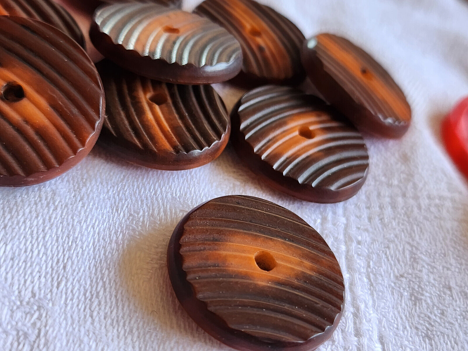 Lot 9 boutons anciens en corozo orange marron sifflet trous 2,5 cm ref 4785