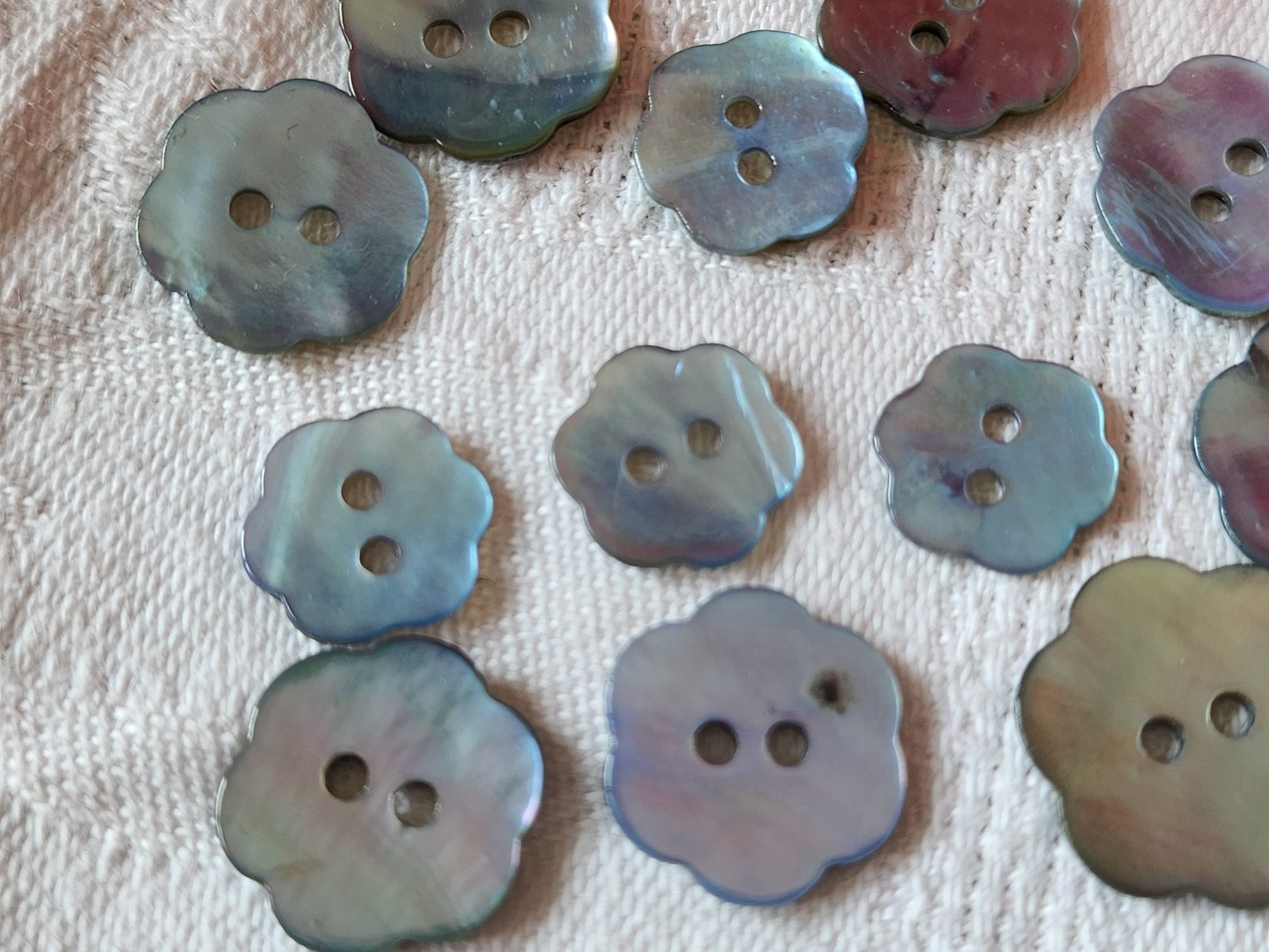 Lot 14 boutons vintage en nacre bleu panaché  fleur 1,2 à 1,7 cm ref 1226