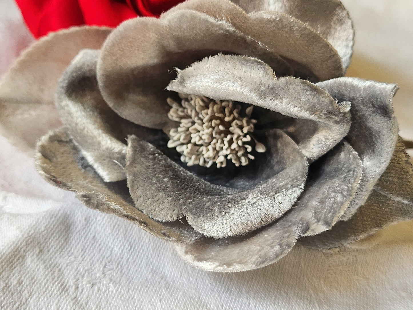 Grosse fleur ancienne gris  montée sur broche velours 10 cm sur 7 cm T0-04